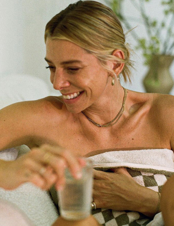 喧嚣的背后。作家林赛-霍兰的亮丽皮肤主食